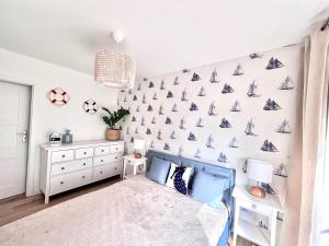 a bedroom with a wall mural of sailboats at Luksusowy Apartament 2A-3 in Żarnowska
