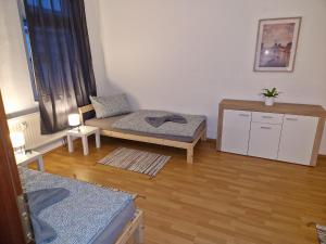 uma sala de estar com um sofá e uma mesa em Monteurwohnung Zwickauer Land em Crimmitschau