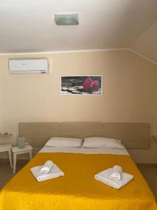 a bedroom with a bed with two towels on it at Bed and Breakfast Rio Casaletto in Casaletto Spartano