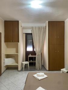 1 dormitorio con cama, escritorio y ventana en Bed and Breakfast Rio Casaletto, en Casaletto Spartano