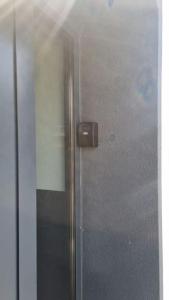 uma porta de vidro de um chuveiro com uma maçaneta em Direkt in Zentrum von Wattens em Wattens