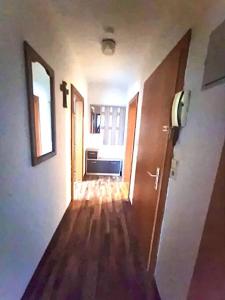 um corredor de uma casa com uma porta e um quarto com um corredor em Direkt in Zentrum von Wattens em Wattens