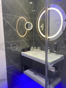 W łazience znajduje się umywalka i lustro. w obiekcie Tisia Hotel & Spa w Tiszaújváros