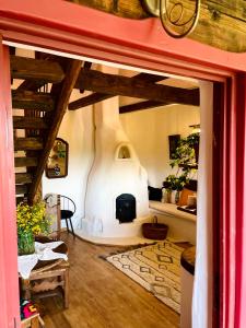 una sala de estar con estufa de leña. en Inside, The Village- Wooden Hideaway, 