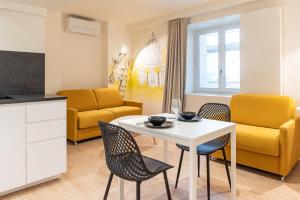 a living room with a white table and chairs at Croix Paquet - Appartements à Lyon in Lyon