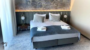 sypialnia z łóżkiem z dwoma ręcznikami w obiekcie Tisia Hotel & Spa w Tiszaújváros