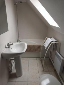 a bathroom with a sink and a bath tub at Apart Hotel Résidence Villa Antibes in Étaples
