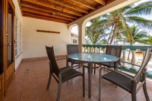 Belizean Shores Resortにあるバルコニーまたはテラス
