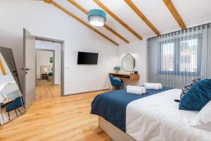 Postel nebo postele na pokoji v ubytování Villa Nodus + 37 fotografií
