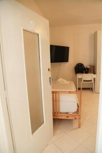 uma porta para um quarto com uma cama e uma secretária em Guest House Malaguzzi em Reggio Emilia