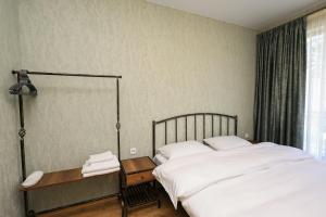 A bed or beds in a room at Heaven Hill