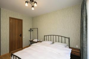 A bed or beds in a room at Heaven Hill