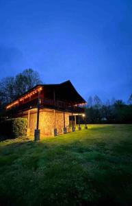 セバービルにあるSpectacular MTNS Views with PRIVATE HOT TUB with Pool Table and Private Pondの夜の畑の大きな建物