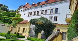 budynek z bluszczem na boku w obiekcie At the Blue Lion & Parking Assistance w Pradze