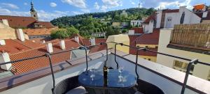 - une table sur un balcon avec des verres à vin dans l'établissement At the Blue Lion & Parking Assistance, à Prague