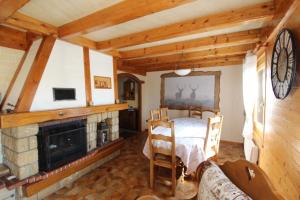1 dormitorio con chimenea y 1 cama en una habitación en Le Chalet du Cerf, en Gerbépal
