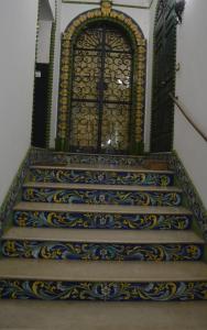 um conjunto de escadas com um portão no topo em I Colori della SICILIA em Caltagirone