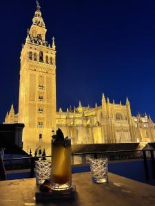 una bebida en una mesa frente a un gran edificio en Casa ART Sevilla, en Sevilla