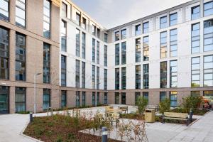 een uitzicht op een groot bakstenen gebouw bij Argyl - Westfield Summer Budget Accommodation, Adults Only in Edinburgh