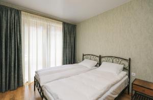 A bed or beds in a room at Heaven Hill