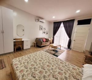 1 dormitorio con cama, escritorio y ventana en CAP Apartments, en Talibon