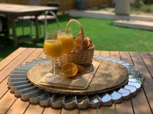 un panier d'oranges et deux verres de jus d'orange dans l'établissement La Villa d ´Emma, à Juvignac