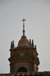 uma torre do relógio com uma cruz em cima em I Colori della SICILIA em Caltagirone