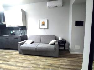 uma sala de estar com um sofá e uma mesa em Casa Wally em Turim