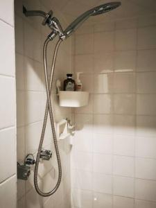y baño con ducha con cabezal de ducha. en *Cozy, newly renovated, fully equipped*, en Hamilton