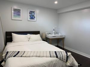 1 dormitorio con cama y lavamanos en *Cozy, newly renovated, fully equipped* en Hamilton