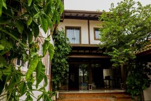 una vista exterior de una casa con árboles en Pousada dos Bosques - Refúgio Urbano, en Cuiabá