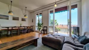 un soggiorno con divano e tavolo di Sea Breeze - Barcola a Trieste