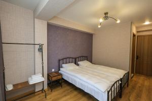 A bed or beds in a room at Heaven Hill