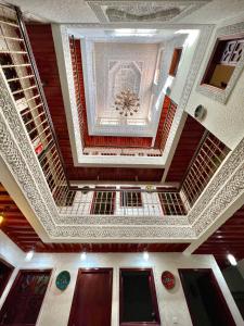 - un plafond dans un bâtiment doté d'un lustre dans l'établissement Riad Dar El Mesk, à Rabat
