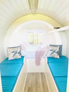 Habitación pequeña con 1 cama y 2 almohadas en Charming 1-Bed Lodge in Morpeth, en Morpeth