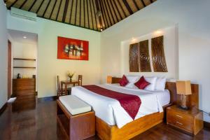 een slaapkamer met een groot bed in een kamer bij Sukanami Villa Ubud by ecommerceloka in Gianyar