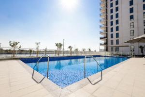 uma piscina no meio de um edifício em One Bedroom Hosted By Voyage em Abu Dhabi