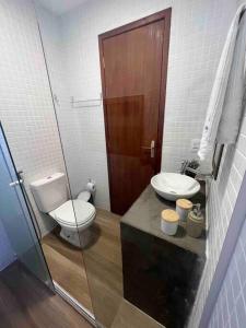 uma casa de banho com um WC e um lavatório em CasAMAR lençóis em Santo Amaro