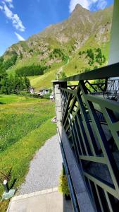 balcone di una casa con vista sulle montagne di Engadin Lodge PREMIUM & PRIVATE a Samnaun