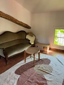 sala de estar con sofá y mesa en charmant appartement indépendant au sein d'un mas provençal en Aups