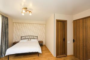 A bed or beds in a room at Heaven Hill