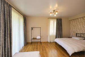 A bed or beds in a room at Heaven Hill