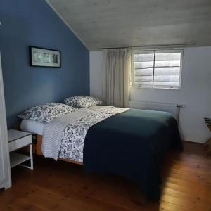 a bedroom with a bed and a window at Essenereng in Kootwijkerbroek