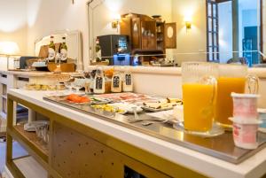 ヘレス・デ・ラ・フロンテーラにあるホテル YIT カーサ グランデの食べ物とオレンジジュースが入ったテーブル