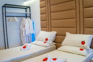 Postel nebo postele na pokoji v ubytování Adam & Eve Suites