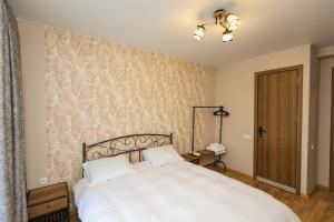 A bed or beds in a room at Heaven Hill