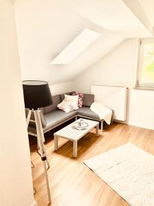 帕紹的住宿－FELIX LIVING 7, modern & cozy, geilste Dachterrasse der Stadt, 6 Schlafzimmer，客厅配有沙发和桌子