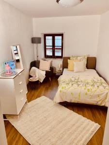 Llit o llits en una habitació de FELIX LIVING 7, modern & cozy, geilste Dachterrasse der Stadt, 6 Schlafzimmer
