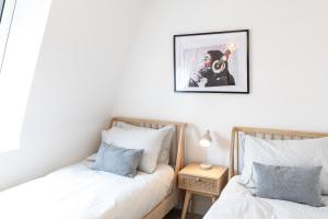 1 dormitorio con 2 camas y una foto en la pared en Dawson House- gorgeous two bedroom with free parking, en Southampton