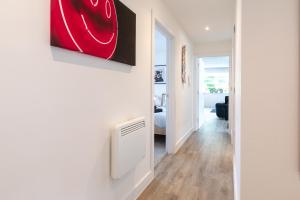 un pasillo que conduce a un dormitorio con un radiador en la pared en Dawson House- gorgeous two bedroom with free parking, en Southampton